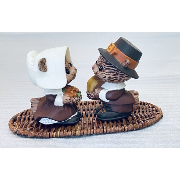 Vintage Hallmark Fall Harvest Pilgrim Chipmunk Salt & Pepper Shakers w/ Tray - Picture 4 of 11